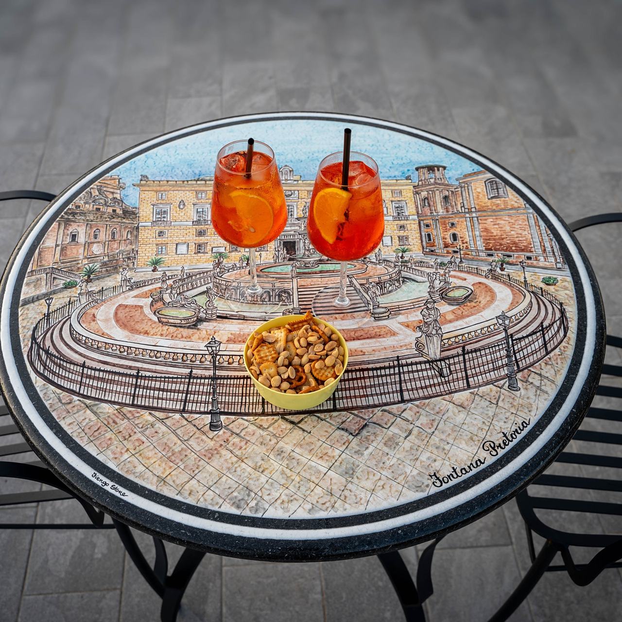 Tavolo della terrazza dipinto a mano con la Fontana Pretoria